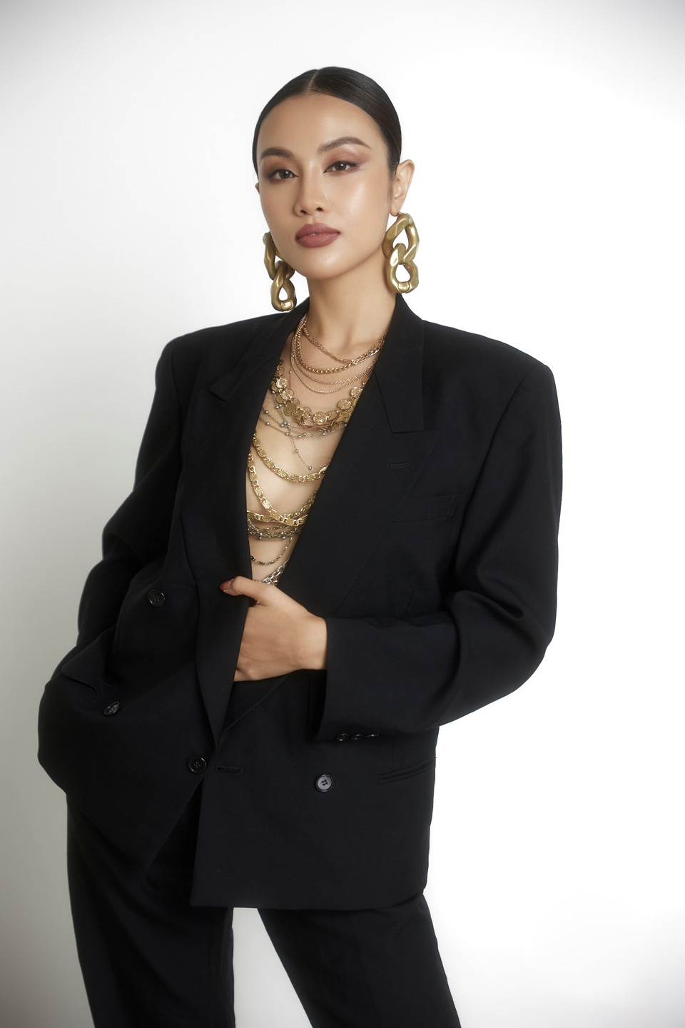 Trong bộ hình mới nhất, Á hậu Thủy Tiên đã thử sức với phong cách thời trang mạnh mẽ, giúp bản thân đa dạng hình ảnh và màu sắc hơn. Điểm cộng của nàng Á hậu chính là vóc dáng thon gọn cùng thần thái cuốn hút, có thể biến hóa đa dạng phong cách trang điểm. Vì vậy, khi khoác lên mình những thiết kế mới lạ, Thủy Tiên luôn tạo được sức hút đặc biệt. (Ảnh: CTV/Vietnam+)