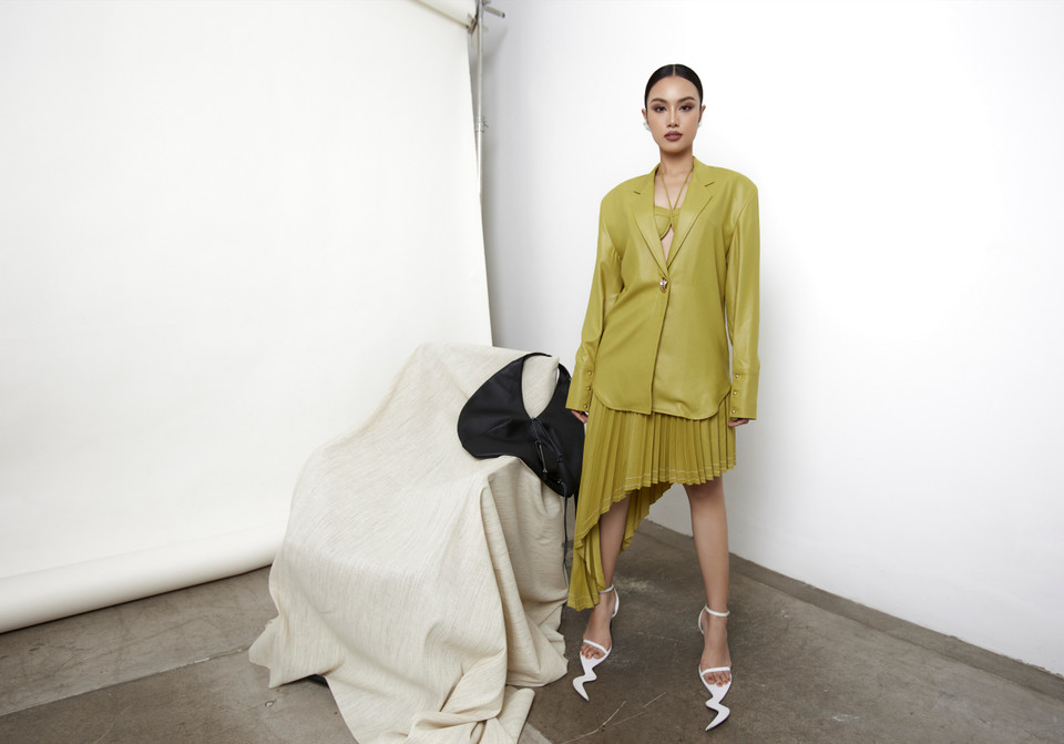 Với bộ trang phục màu xanh chuối lạ mắt, Á hậu Thủy Tiên trở nên cá tính khi kết hợp blazer và chân váy xếp ly. (Ảnh: CTV/Vietnam+)