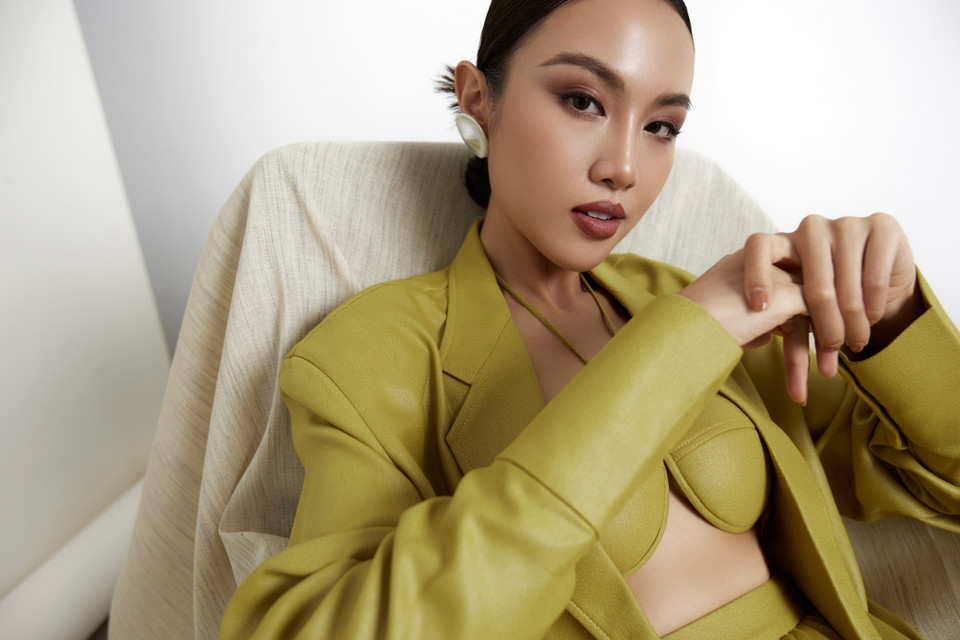 Điểm nhấn táo bạo nhất của tổng thể trang phục này chính là đôi giày cao gót có thiết kế độc đáo. (Ảnh: CTV/Vietnam+)