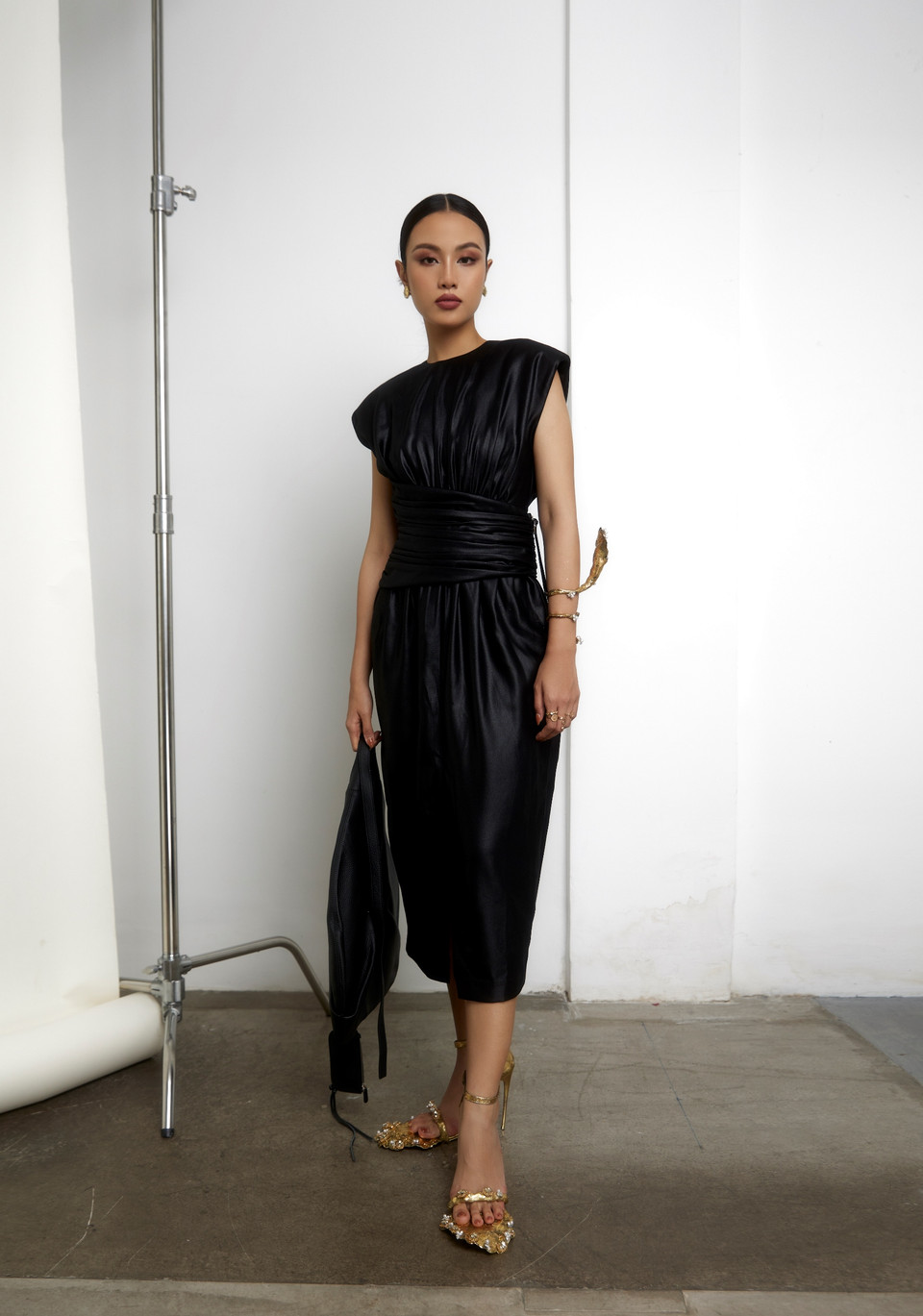 Không phải là những mẫu váy ngọt ngào và an toàn, Á hậu Thủy Tiên bất ngờ diện một chiếc váy ngắn với thiết kế toát lên vẻ mạnh mẽ và cá tính. Với chất liệu và phom dáng khá đặc biệt, có thể nói là kén người mặc nhưng Á hậu Thủy Tiên lại kỳ cuốn hút trong bộ váy cá tính này. (Ảnh: CTV/Vietnam+)