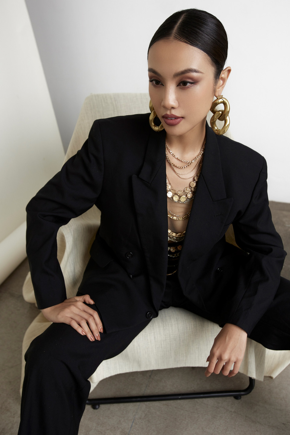 Nàng Á hậu diện trang phục phong cách menswear (phong cách nữ mặc trang phục giống như nam giới, đơn giản nhưng mạnh mẽ và thanh lịch) với những phụ kiện ấn tượng. (Ảnh: CTV/Vietnam+)