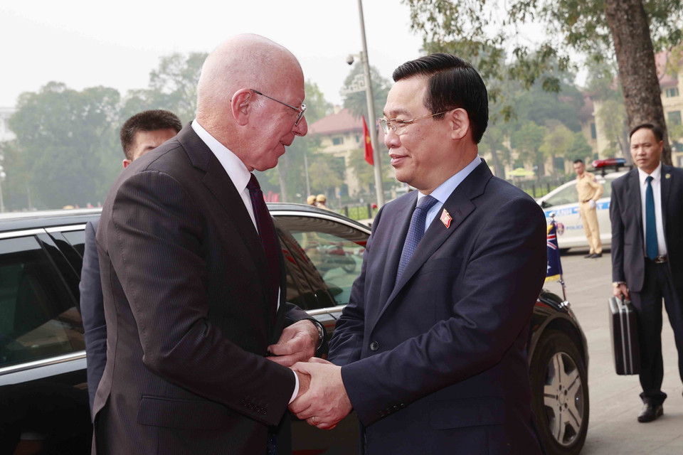 Chủ tịch Quốc hội Vương Đình Huệ đón Toàn quyền Australia David Hurley. (Ảnh: Doãn Tấn/TTXVN)