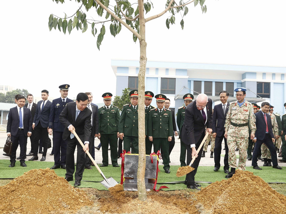 Chủ tịch nước Võ Văn Thưởng và Toàn quyền Australia David Hurley trồng cây lưu niệm tại khuôn viên trụ sở Cục Gìn giữ hoà bình Việt Nam. (Ảnh: Thống Nhất/TTXVN)