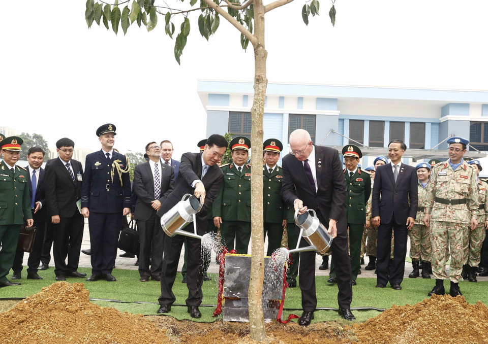 Chủ tịch nước Võ Văn Thưởng và Toàn quyền Australia David Hurley trồng cây lưu niệm tại khuôn viên trụ sở Cục Gìn giữ hoà bình Việt Nam. (Ảnh: Thống Nhất/TTXVN)