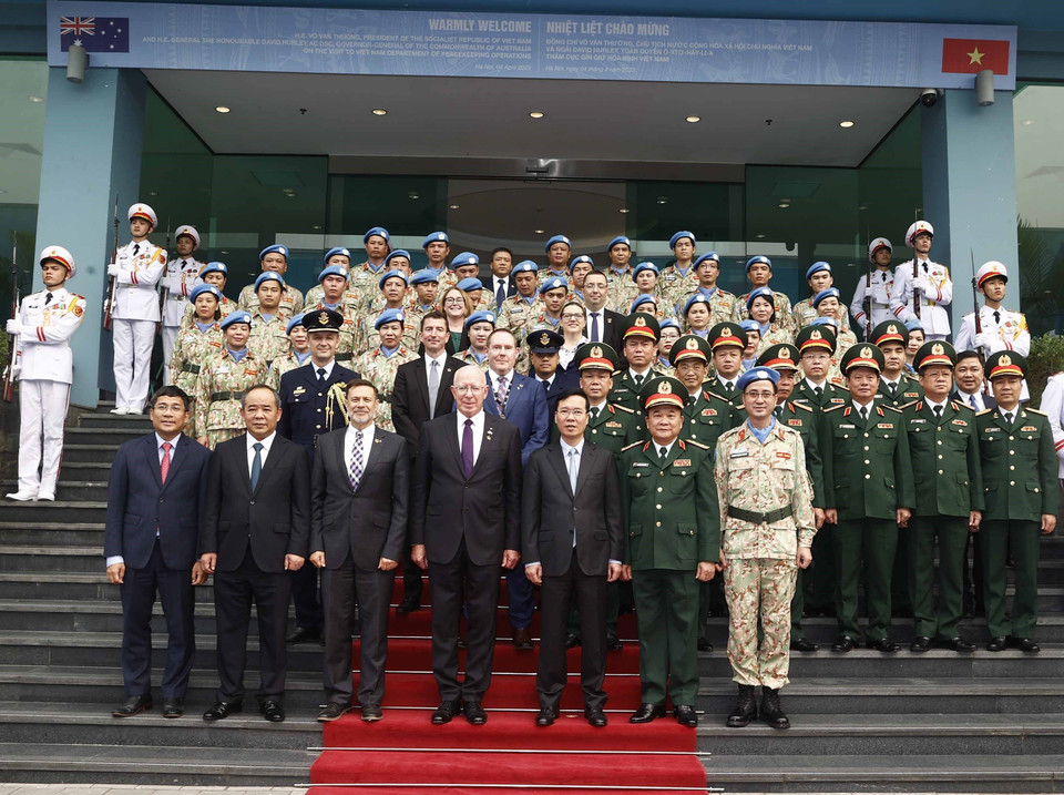 Chủ tịch nước Võ Văn Thưởng và Toàn quyền Australia David Hurley cùng các đại biểu chụp ảnh chung với các chỉ huy, sỹ quan của Cục Gìn giữ hòa bình Việt Nam. (Ảnh: Thống Nhất/TTXVN)