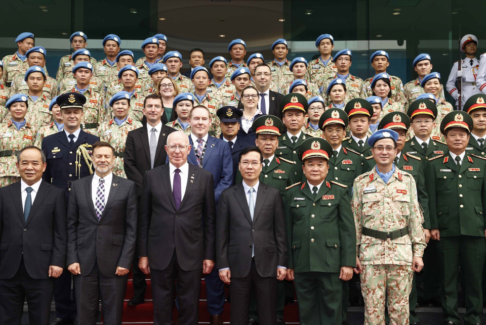 Chủ tịch nước Võ Văn Thưởng và Toàn quyền Australia David Hurley cùng các đại biểu chụp ảnh chung với các chỉ huy, sỹ quan của Cục Gìn giữ hòa bình Việt Nam. (Ảnh: Thống Nhất/TTXVN)