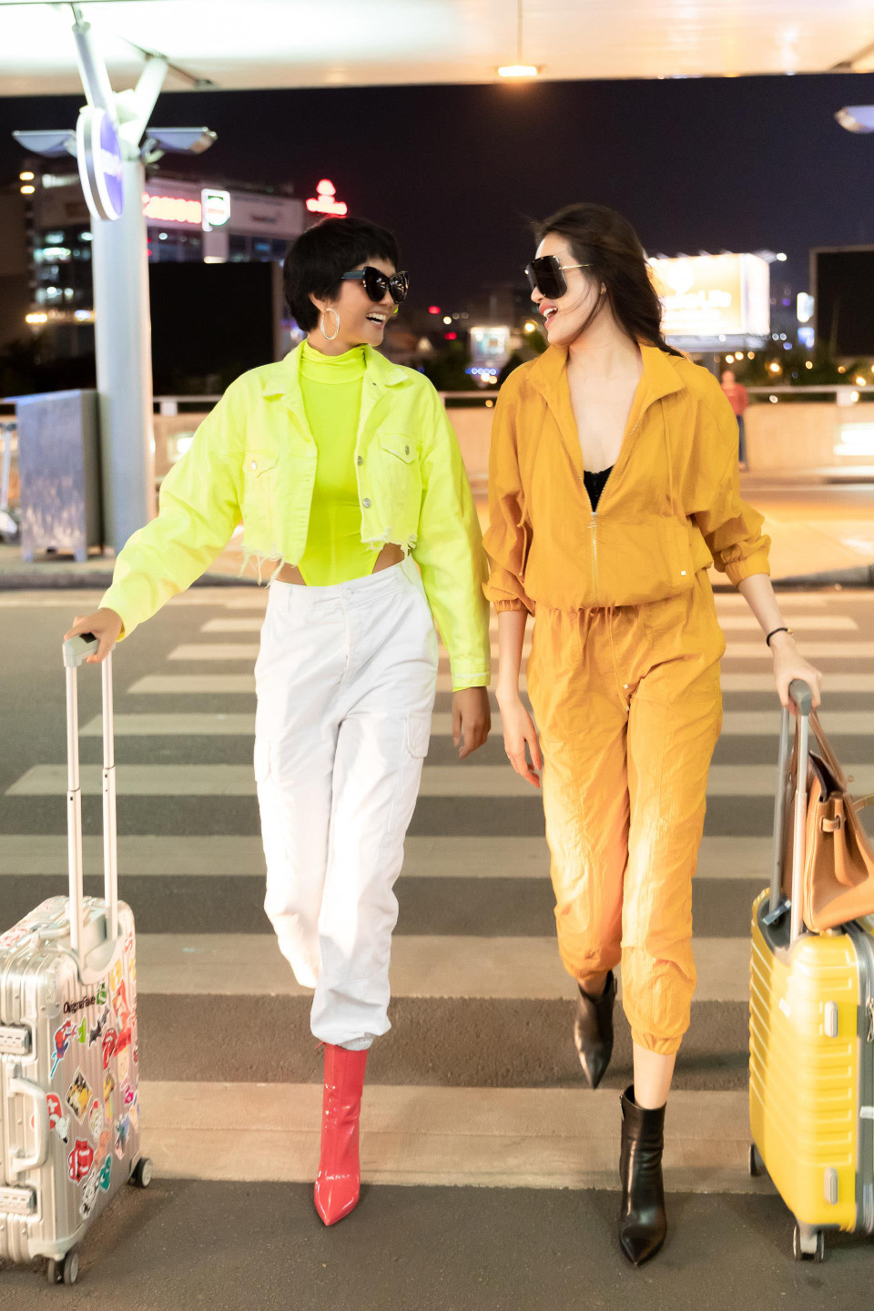 Cùng diện trang phục tông màu nổi bật tại sân bay, H’Hen Niê và Lệ Hằng tỏ ra thích thú trước chuyến xuất ngoại chung này. (Ảnh: Thiên An/Vietnam+)