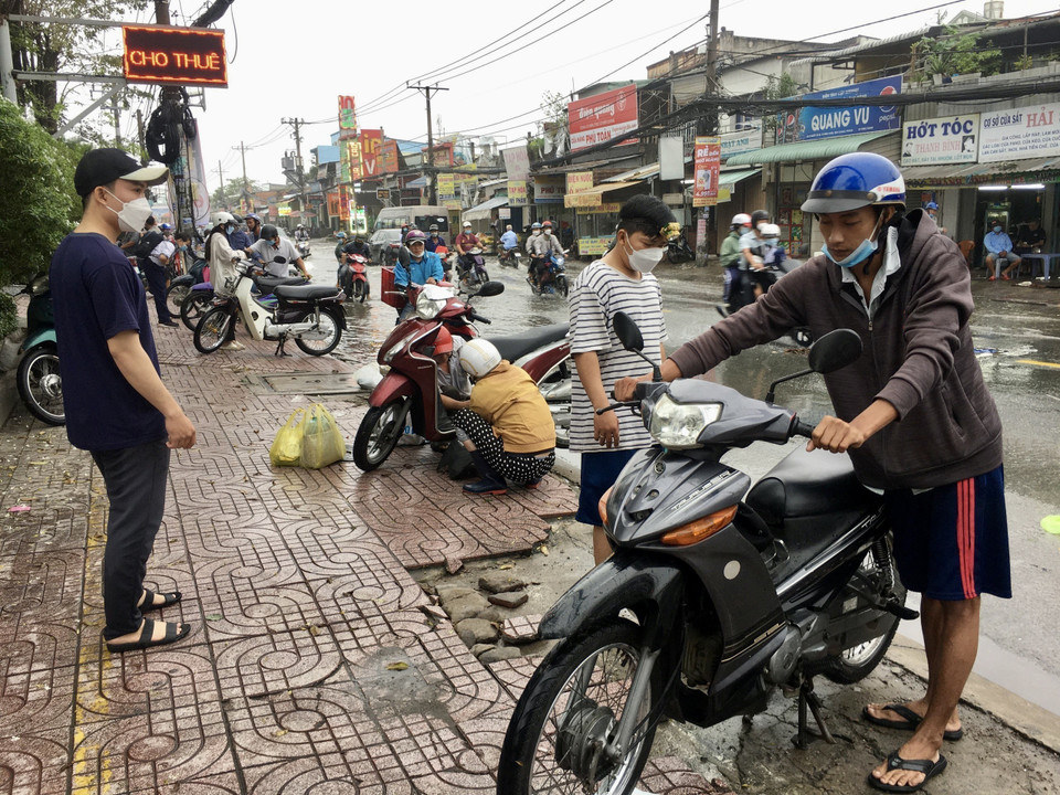 Nhiều phương tiện bị chết máy khi cố vượt dòng nước ngập trên Quốc lộ 30. (Ảnh: Thanh Vũ/TTXVN)