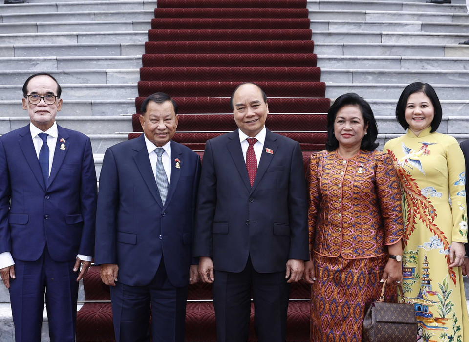 Chủ tịch nước Nguyễn Xuân Phúc chụp ảnh chung với Chủ tịch Thượng viện Campuchia Samdech Say Chhum và các đại biểu. (Ảnh: Thống Nhất/TTXVN)