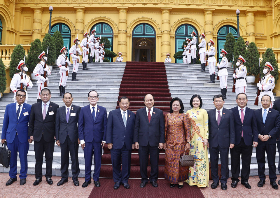 Chủ tịch nước Nguyễn Xuân Phúc chụp ảnh chung với Chủ tịch Thượng viện Campuchia Samdech Say Chhum và các đại biểu. (Ảnh: Thống Nhất/TTXVN)