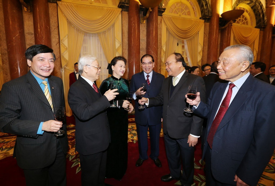 Các đồng chí lãnh đạo và nguyên lãnh đạo Đảng, Nhà nước cùng nâng cốc chúc mừng. (Ảnh: Trí Dũng/TTXVN)