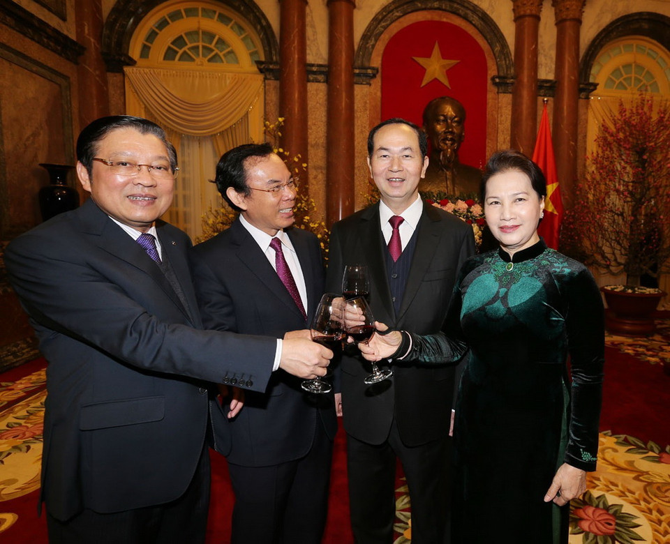 Các đồng chí lãnh đạo Đảng, Nhà nước cùng nâng cốc chúc mừng. (Ảnh: Trí Dũng/TTXVN)