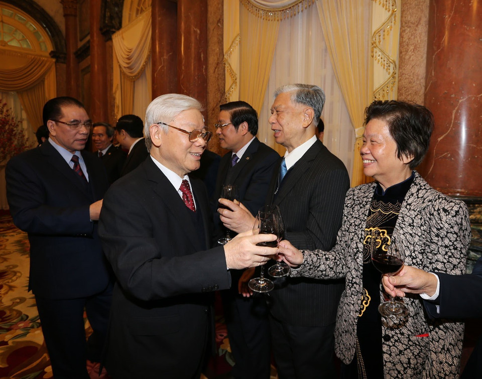 Tổng Bí thư Nguyễn Phú Trọng chúc Tết các đồng chí lãnh đạo và nguyên lãnh đạo Đảng , Nhà nước, Mặt trận Tổ quốc Việt Nam. (Ảnh: Trí Dũng/TTXVN)