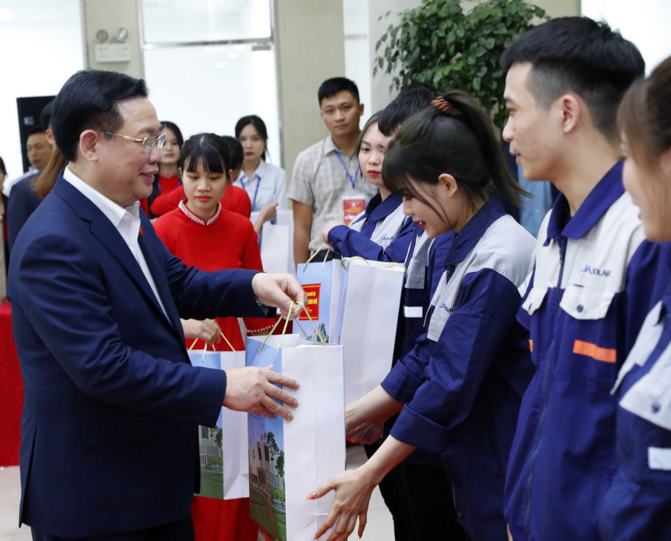 Chủ tịch Quốc hội Vương Đình Huệ tặng quà cho công nhân Công ty Trách nhiệm hữu hạn Solar Việt Nam. (Ảnh: Nhan Sáng/TTXVN)