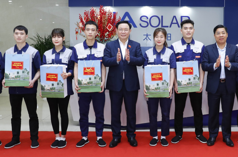 Chủ tịch Quốc hội Vương Đình Huệ với công nhân Công ty TNHH Solar Việt Nam tại Khu Công nghiệp Quang Châu. (Ảnh: Nhan Sáng/TTXVN)