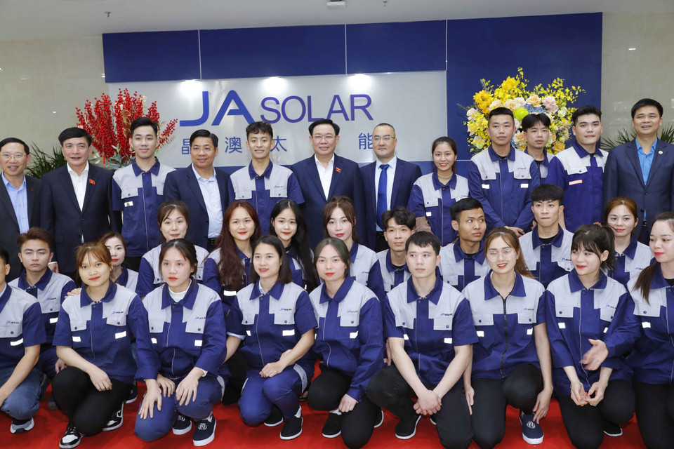 Chủ tịch Quốc hội Vương Đình Huệ với công nhân Công ty TNHH Solar Việt Nam tại Khu Công nghiệp Quang Châu. (Ảnh: Nhan Sáng/TTXVN)