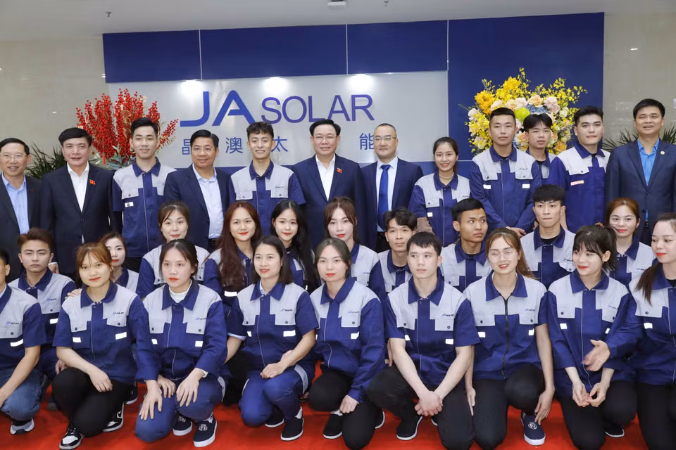 Chủ tịch Quốc hội Vương Đình Huệ với công nhân Công ty TNHH Solar Việt Nam tại Khu Công nghiệp Quang Châu. (Ảnh: Nhan Sáng/TTXVN)
