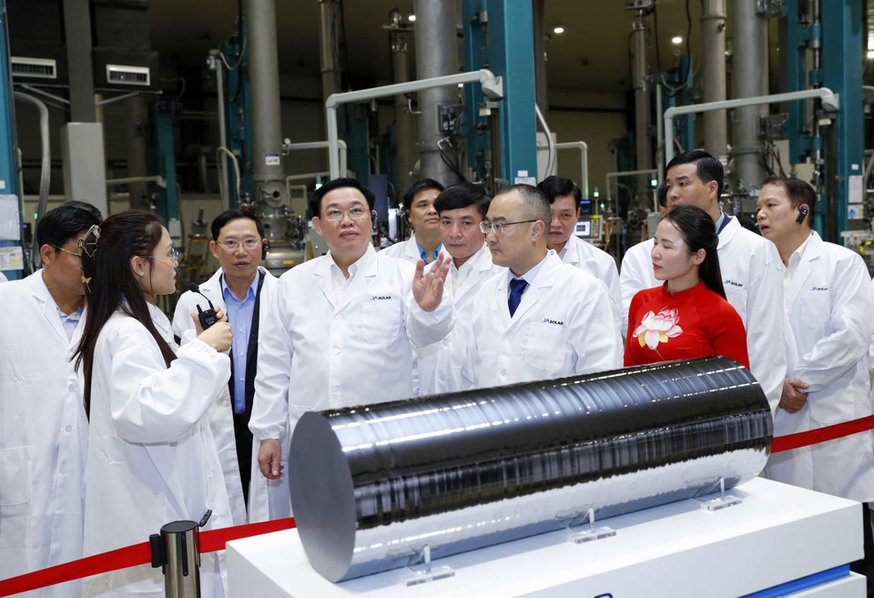 Chủ tịch Quốc hội Vương Đình Huệ thăm Công ty TNHH Solar Việt Nam tại Khu Công nghiệp Quang Châu, huyện Việt Yên. (Ảnh: Nhan Sáng/TTXVN)