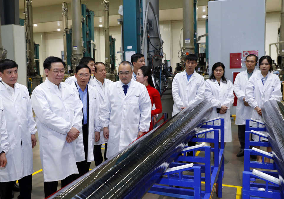 Chủ tịch Quốc hội Vương Đình Huệ thăm Công ty TNHH Solar Việt Nam tại Khu Công nghiệp Quang Châu, huyện Việt Yên. (Ảnh: Nhan Sáng/TTXVN)