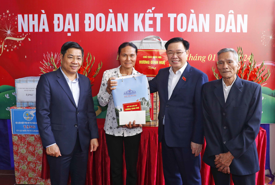 Chủ tịch Quốc hội Vương Đình Huệ dự lễ khánh thành Nhà Đại đoàn kết và trao quà cho hộ gia đình bà Lê Thị Chinh tại thôn Vàng, thị trấn Bích Động, huyện Việt Yên. (Ảnh: Nhan Sáng/TTXVN)