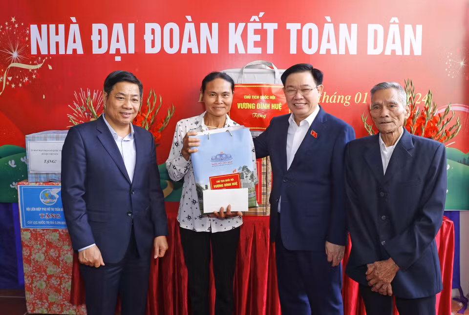 Chủ tịch Quốc hội Vương Đình Huệ dự lễ khánh thành Nhà Đại đoàn kết và trao quà cho hộ gia đình bà Lê Thị Chinh tại thôn Vàng, thị trấn Bích Động, huyện Việt Yên. (Ảnh: Nhan Sáng/TTXVN)
