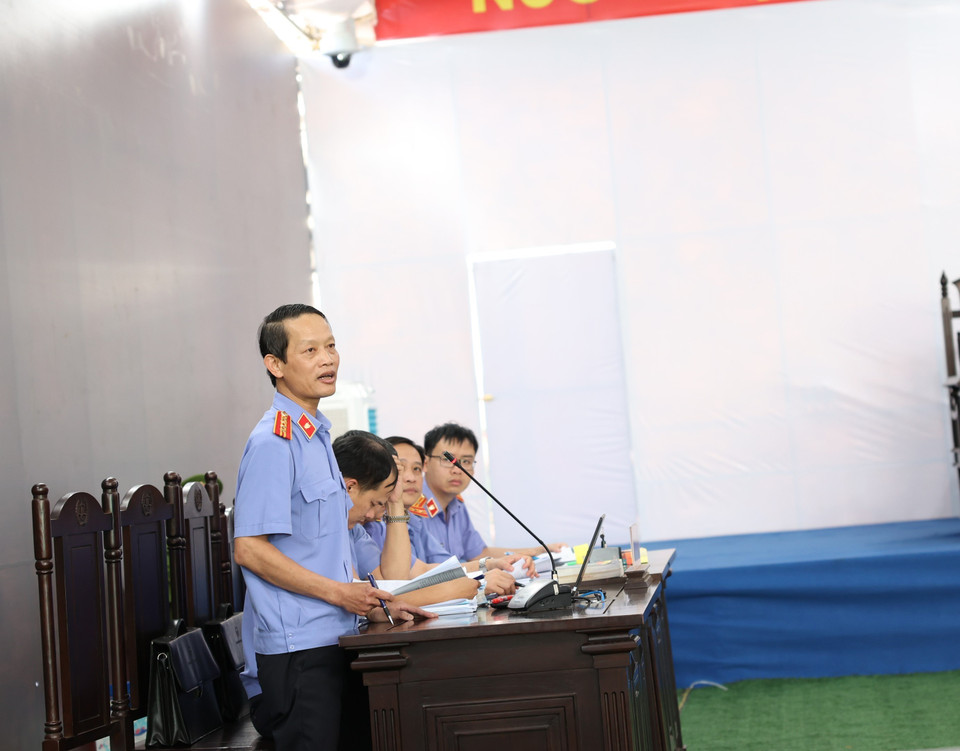 Đại diện Viện Kiểm sát tranh tụng tại phiên tòa. (Ảnh: TTXVN)