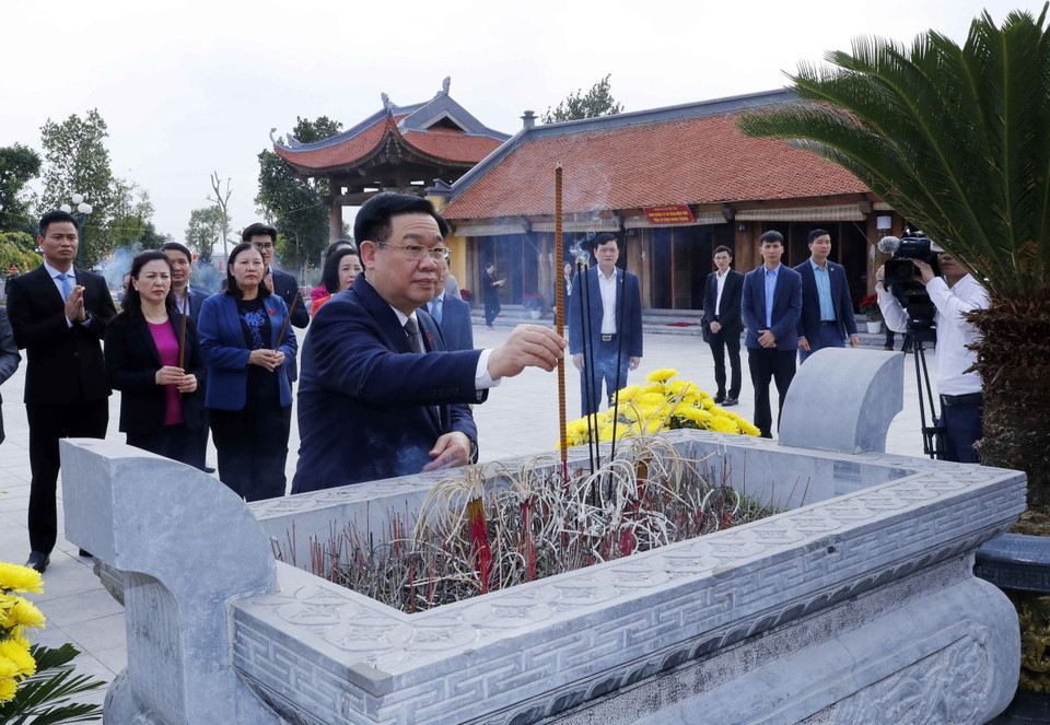 Chủ tịch Quốc hội Vương Đình Huệ dâng hương tưởng niệm tiến sỹ Thân Nhân Trung tại thôn Yên Ninh, thị trấn Nếnh, huyện Việt Yên. (Ảnh: Nhan Sáng/TTXVN)