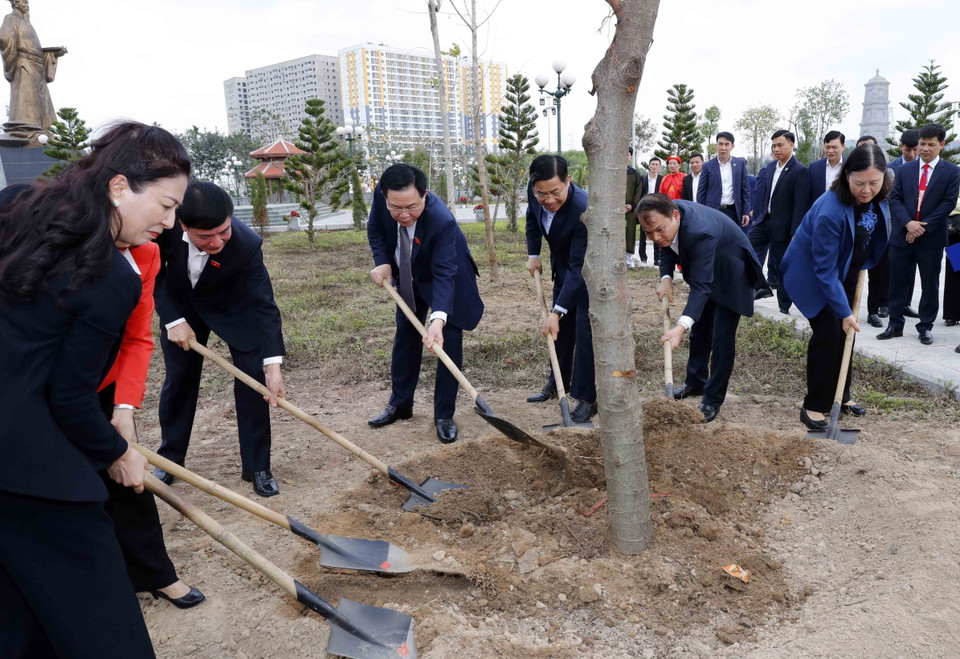 Chủ tịch Quốc hội Vương Đình Huệ trồng cây tại Khu tưởng niệm tiến sỹ Thân Nhân Trung tại thôn Yên Ninh, thị trấn Nếnh, huyện Việt Yên. (Ảnh: Nhan Sáng/TTXVN)