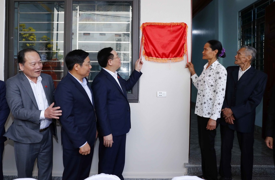 Chủ tịch Quốc hội Vương Đình Huệ dự lễ khánh thành Nhà Đại đoàn kết và trao quà cho hộ gia đình bà Lê Thị Chinh tại thôn Vàng, thị trấn Bích Động, huyện Việt Yên. (Ảnh: Nhan Sáng/TTXVN)