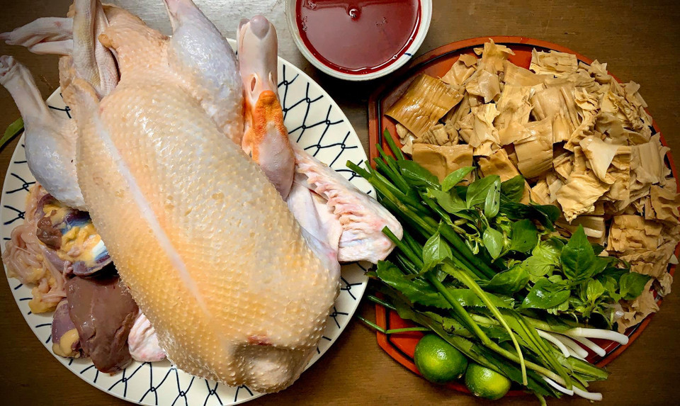 Nguyên liệu đơn giản cho gia đình 4-6 người gồm: 1 con ngan tươi, 1kg bún, hành lá, mùi tàu, húng, măng khô, nấm hương, hành khô, chanh, ớt tươi; các loại gia vị: bột canh, bột nêm. Làm sạch thịt ngan bằng muối, gừng giã và chút rượu trắng, rửa sạch rồi để ráo nước (cần làm kỹ bước này để nồi nước dùng có vị thơm).(Ảnh: Vietnam+)