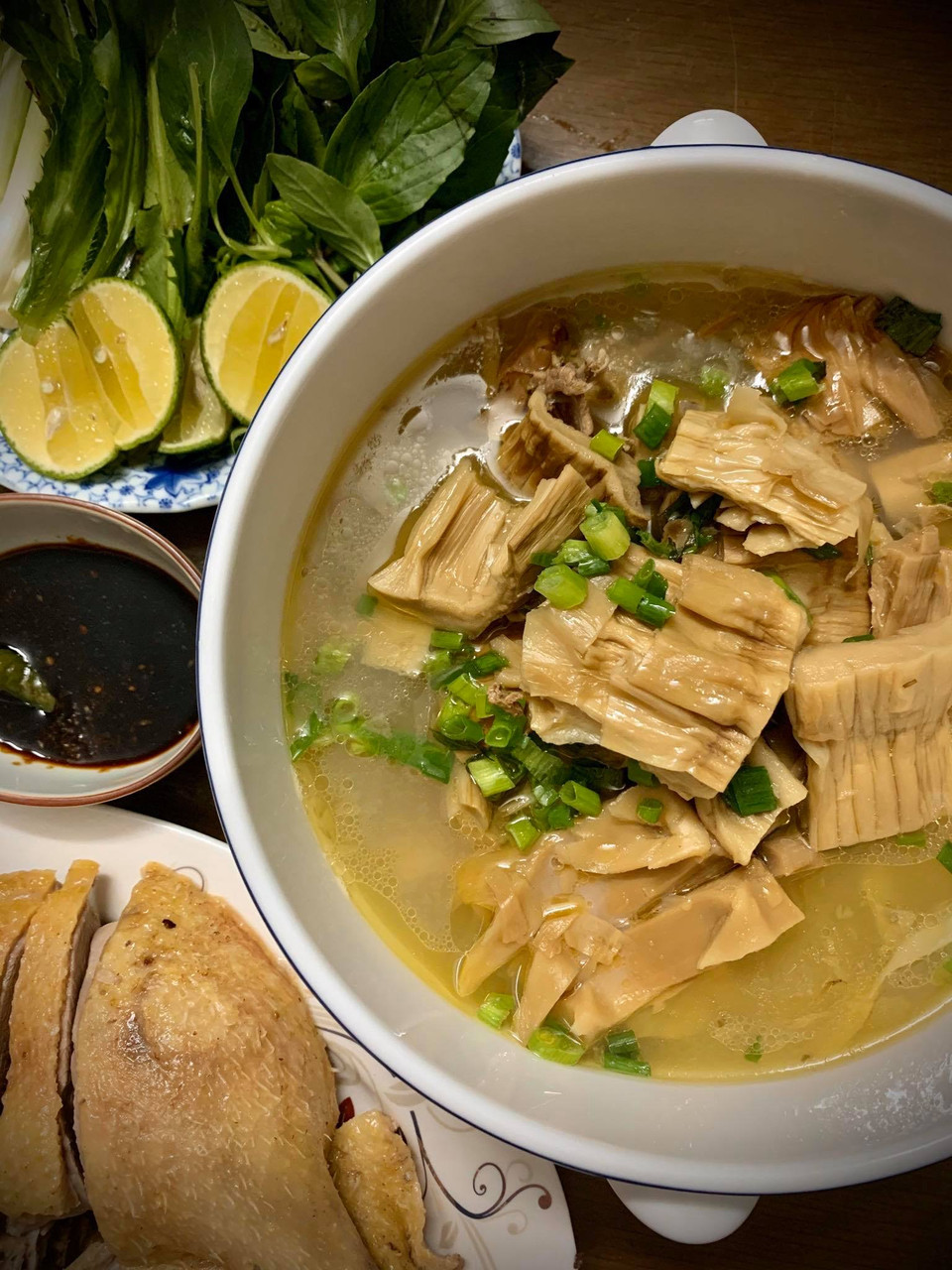 Bát canh măng khô dùng cho bún chấm. (Ảnh: Vietnam+)