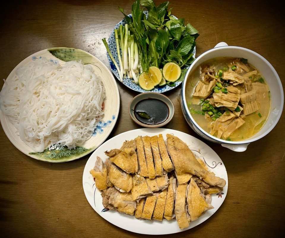 Cho tất cả thành phẩm lên mâm với đĩa ngan chặt miếng đẹp mắt, bát canh măng nóng hổi, thơm phức. (Ảnh: Vietnam+)