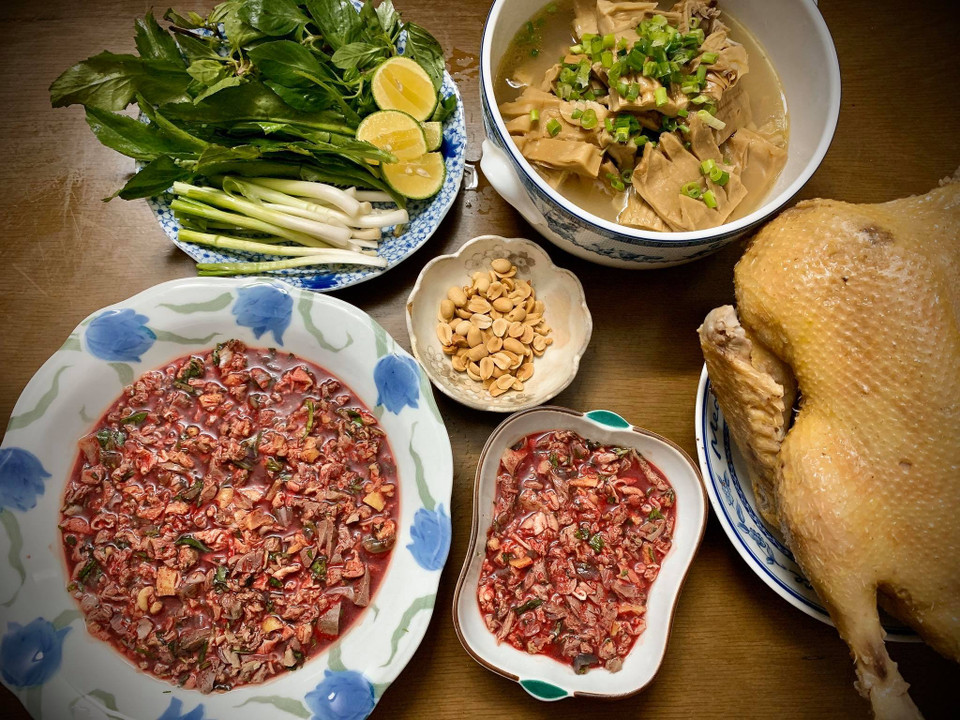 Đánh tiết canh ngan với bộ lòng mề, gan. Nước sôi kỹ cho ngan vào nồi luộc rồi lấy nước ninh măng cùng nấm hương. Thêm gia vị bột nêm, bột canh, vài củ hành khô, gừng nướng đập dập vào nồi nước. (Ảnh: Vietnam+)