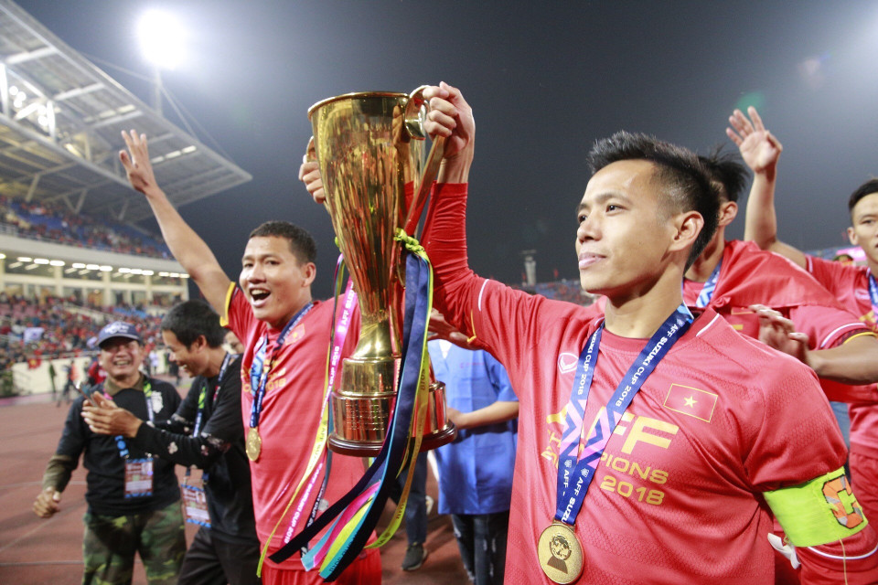 Văn Quyết, Anh Đức cùng các cầu thủ giương cao chiếc cúp vô địch AFF Suzuki Cup 2018 chạy quanh sân vận động Mỹ Đình, chia vui với người hâm mộ. (Ảnh: Trọng Đạt/TTXVN)