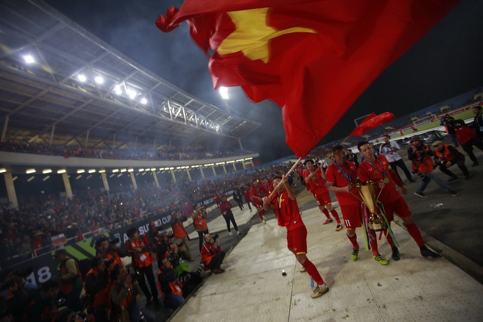 Màn ăn mừng chiến thắng của các tuyển thủ Việt Nam trên sân vận động quốc gia Mỹ Đình. Họ đã giữ đúng lời hứa mang trọn niềm vui đến cho người hâm mộ cả nước. (Ảnh: Trọng Đạt/TTXVN)