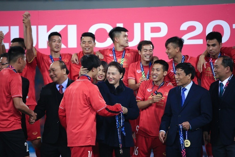 Thủ tướng Nguyễn Xuân Phúc và Chủ tịch Quốc hội Nguyễn Thị Kim Ngân trao huy chương vô địch AFF Suzuki Cup 2018 cho các cầu thủ Việt Nam. (Ảnh: Trọng Đạt/TTXVN)