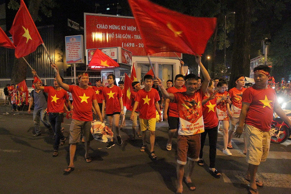 Người hâm mộ Thành phố Hồ Chí Minh vui mừng sau trận thắng của đội thuyển Việt Nam. (Ảnh: Thanh Vũ/TTXVN)
