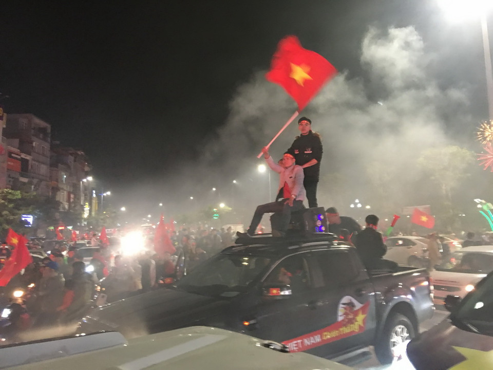 Người dân tập trung tại trung tâm thành phố Hạ Long chúc mừng thầy trò huấn luyện viên Park Hang-seo vô địch Đông Nam Á. (Ảnh: Trung Nguyên/TTXVN)