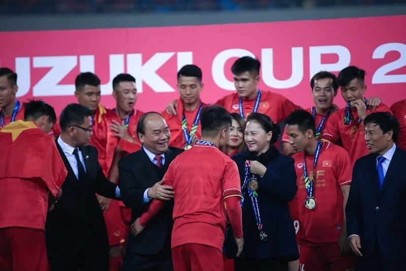  Thủ tướng Nguyễn Xuân Phúc và Chủ tịch Quốc hội Nguyễn Thị Kim Ngân trao huy chương vô địch AFF Suzuki Cup 2018 cho các cầu thủ Việt Nam. (Ảnh: Trọng Đạt/TTXVN)