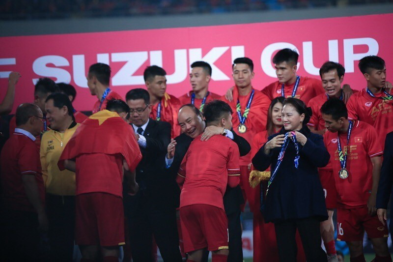 Thủ tướng Nguyễn Xuân Phúc, Chủ tịch Quốc hội Nguyễn Thị Kim Ngân trao huy chương và nồng nhiệt chúc mừng các cầu thủ Việt Nam đã giành chức vô địch AFF Suzuki Cup 2018, mang vinh quang về cho Tổ quốc. (Ảnh: Trọng Đạt/TTXVN)