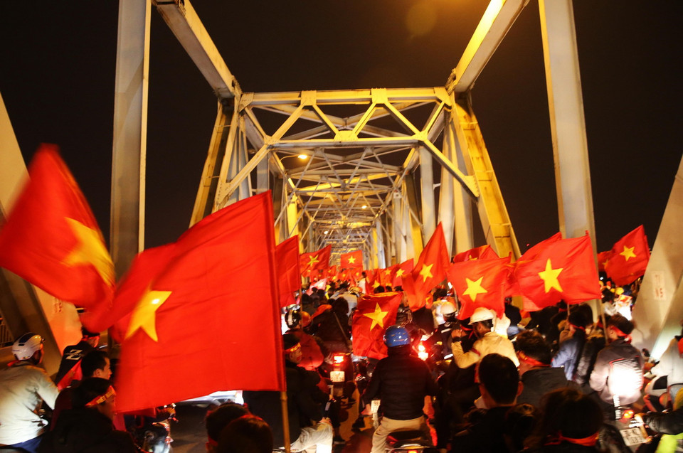 Lượng người dân ăn mừng chiến thắng của đội tuyển Việt Nam quá đông gây tắc nghẽn cầu Chương Dương. (Ảnh: Lâm Khánh/TTXVN)