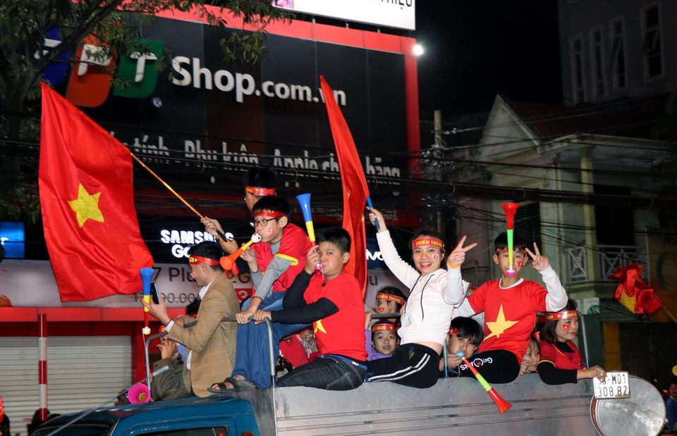 Cổ động viên Hà Tĩnh xuống đường ăn mừng. (Ảnh: Công Tường/TTXVN)