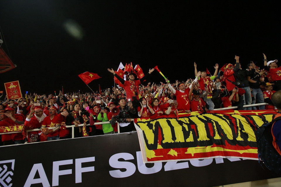  Các cổ động viên và người hâm mộ trên sân vận động quốc gia Mỹ Đình đã có một buổi tối đầy cảm xúc với chiến thắng mang vinh quang về cho Tổ quốc của đội tuyển bóng đá quốc gia. (Ảnh: Trọng Đạt/TTXVN)