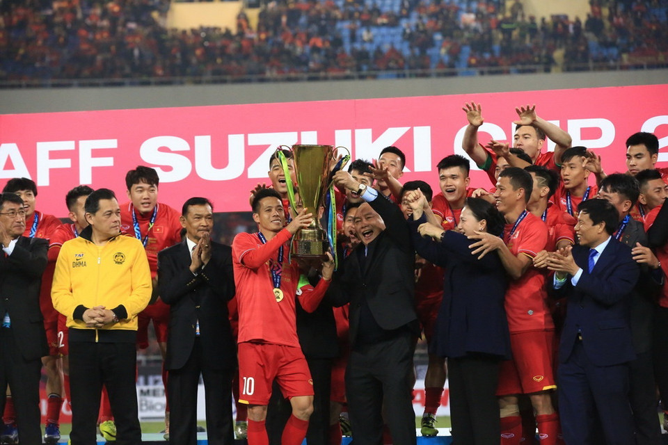 Thủ tướng Nguyễn Xuân Phúc trao cúp vô địch Giải bóng đá Đông Nam Á năm 2018 (AFF Suzuki Cup 2018) cho đội tuyển Việt Nam. (Ảnh: TTXVN)