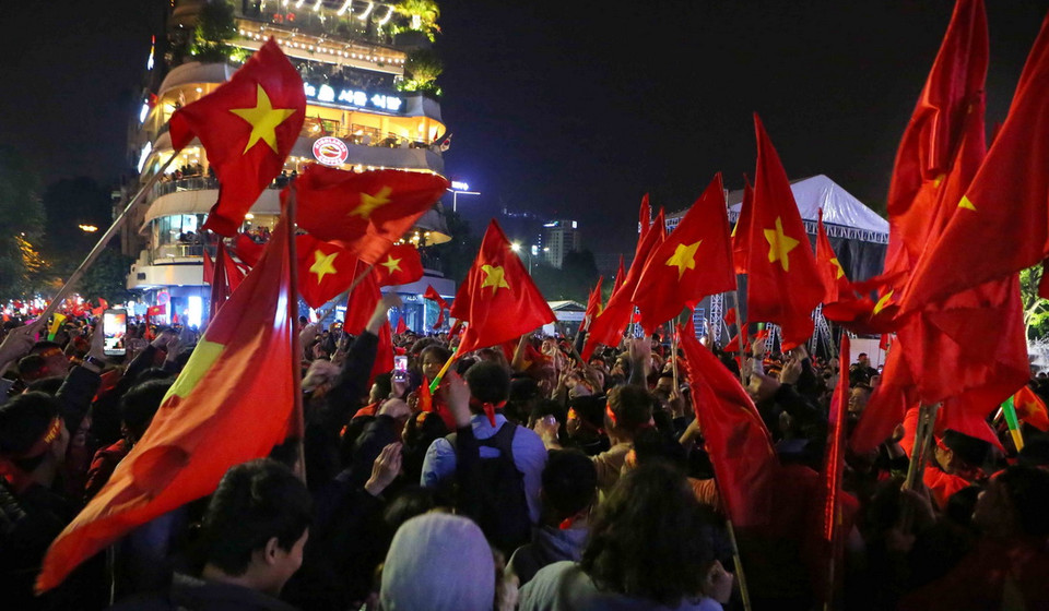 Người hâm mộ Thủ đô ăn mừng sau khi đội tuyển Việt Nam giành chức vô địch. (Ảnh: Thành Đạt/TTXVN)