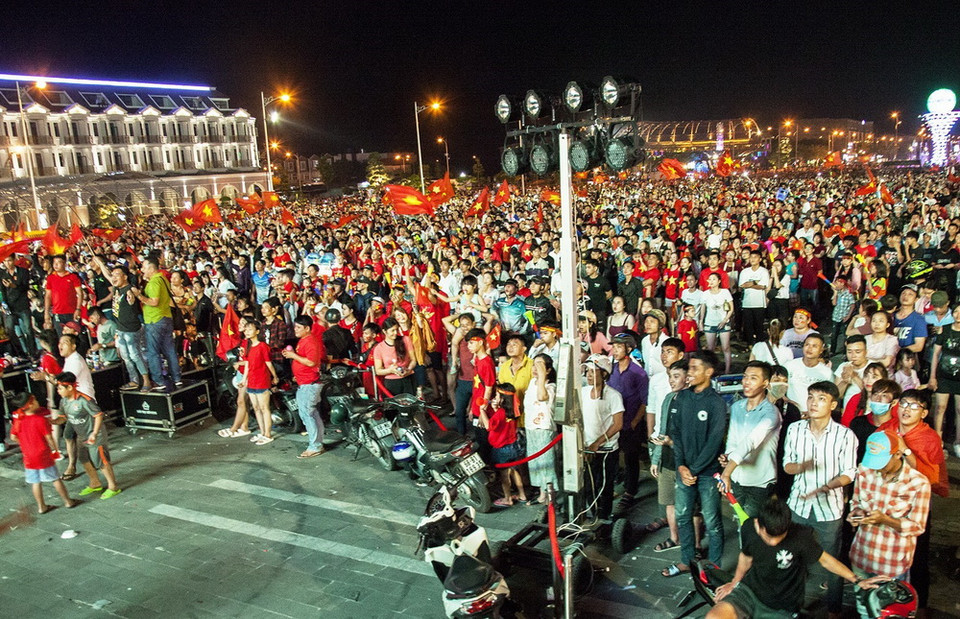 Hàng nghìn người dân tập trung tại quảng trường Phú Cường, Kiên Giang mừng chức vô địch Đông Nam Á của Việt Nam. (Ảnh: Hồng Đạt/TTXVN)