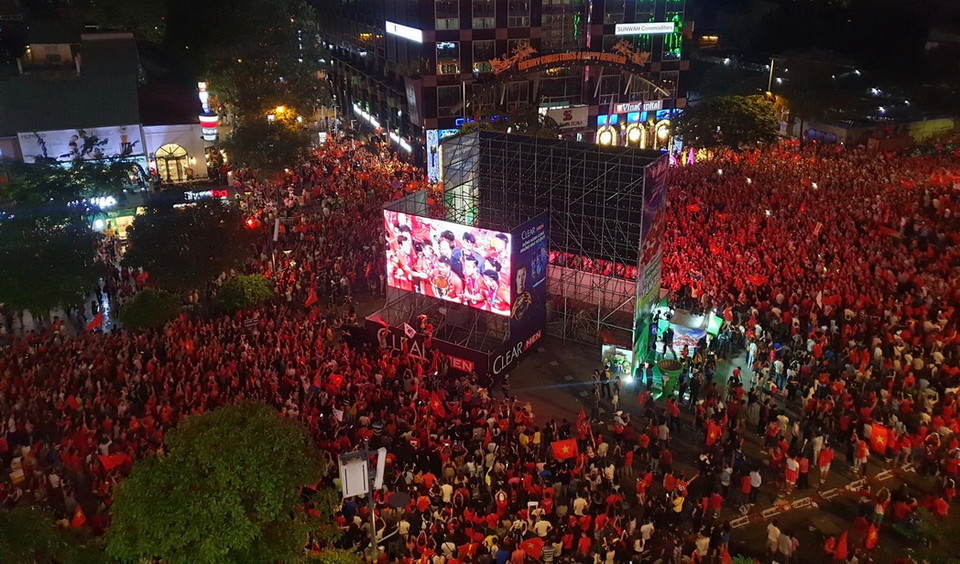 Biển người ăn mừng chiến thắng của đội tuyển Việt Nam tại Phố đi bộ Nguyễn Huệ, quận 1, Thành phố Hồ Chí Minh. (Ảnh: Gia Thuận/TTXVN)