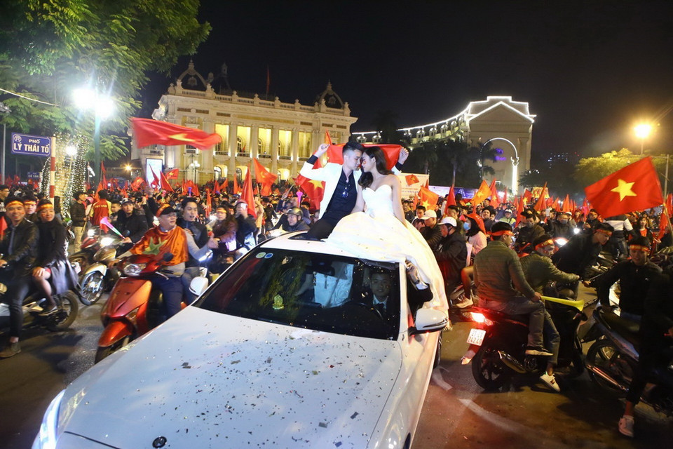 Người hâm mộ Thủ đô mừng chiến thắng của đội tuyển Việt Nam. (Ảnh: Minh Quyết/TTXVN)