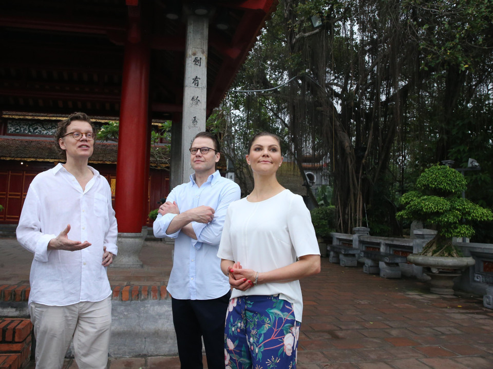 Công chúa kế vị Thụy Điển Victoria Ingrid Alice Desiree và Phu quân tham quan đền Ngọc Sơn. (Ảnh: Lâm Khánh/TTXVN)