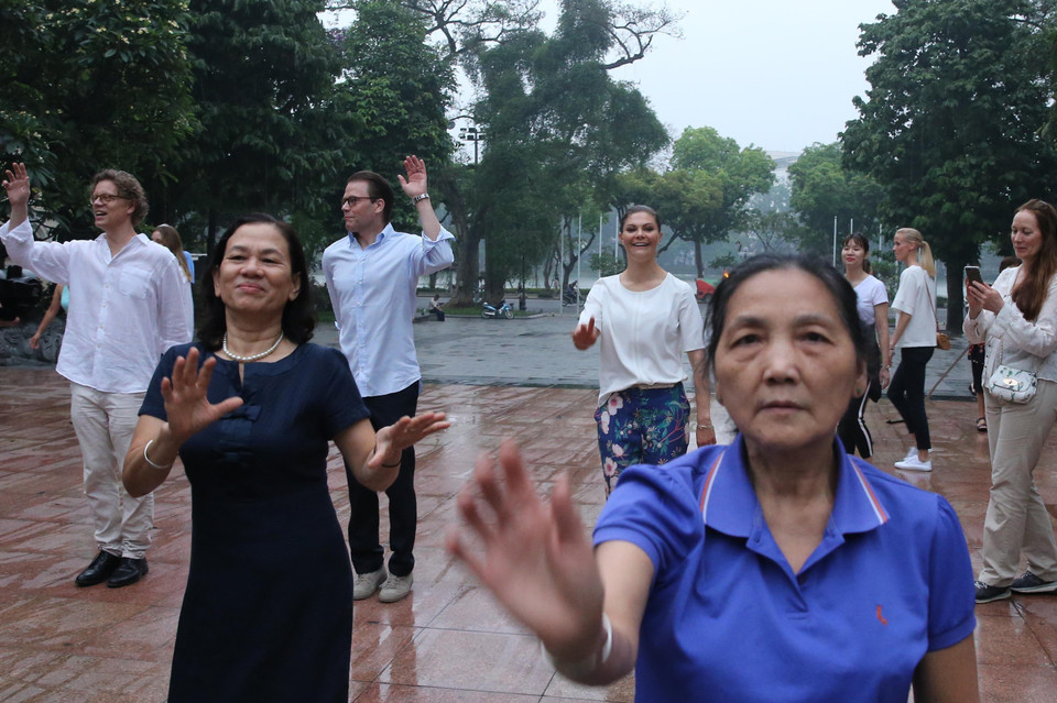 Công chúa kế vị Thụy Điển Victoria Ingrid Alice Desiree và Phu quân cùng nhảy theo điệu nhạc của người dân Hà Nội tập thể dục tại vườn hoa Lý Thái Tổ. (Ảnh: Lâm Khánh/TTXVN)
